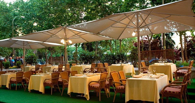 Terraza sin cerramientos. Restaurante Pedralbes